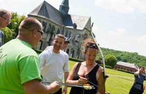 Une équipe qui jouent au tir à l'arc pendant un séminaire d'entreprise