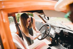 Une femme joue à un Escape game mobile dans l'Aisne dans une 2cv