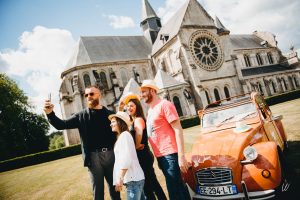 équipe en rallye 2cv insolite à l'abbaye de Saint-Michel